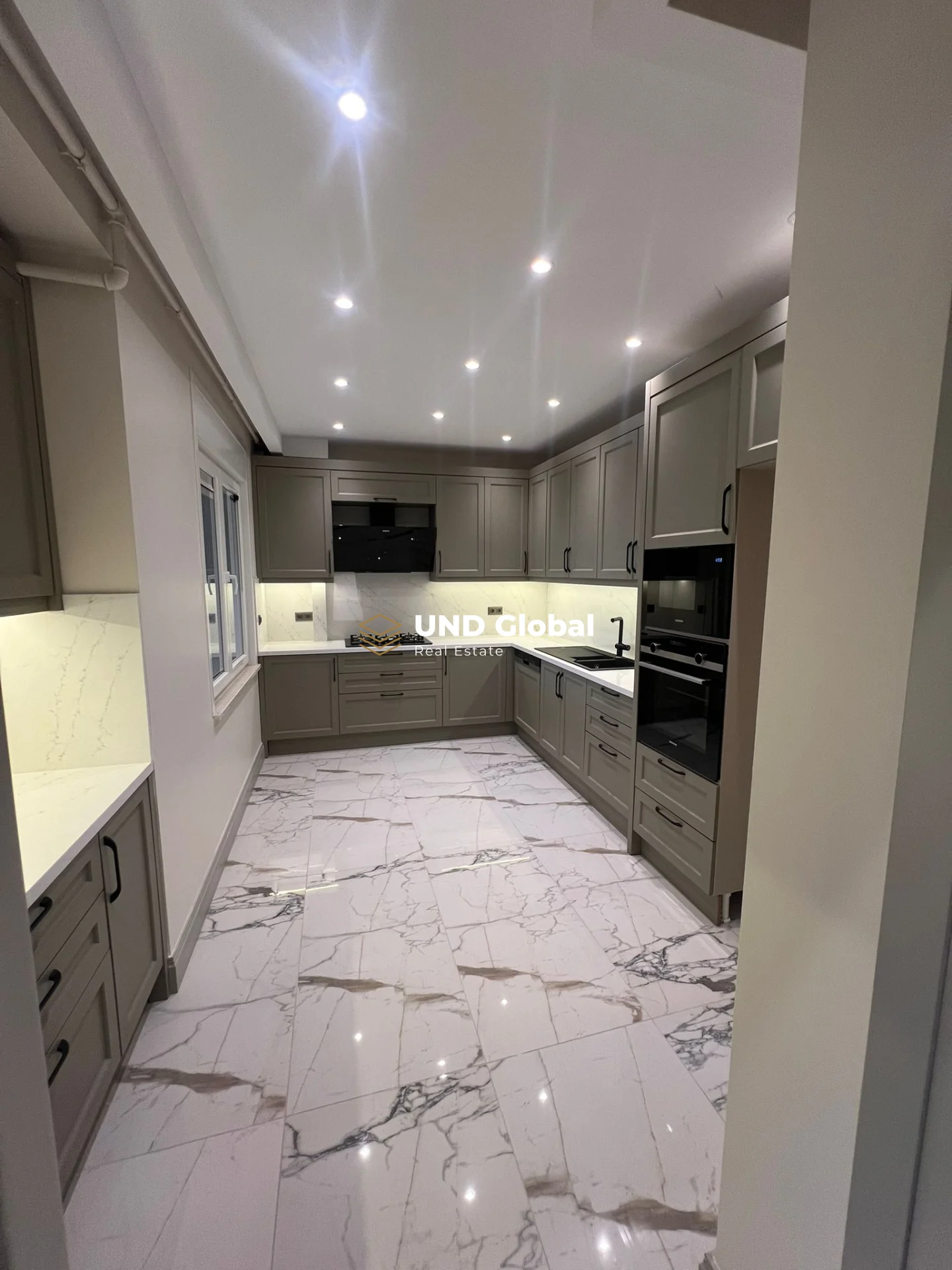 Yeşilköy Hayat Sitesi 210 m2 Özel Yapım 3+2  Havuzlu Çatı Dublex