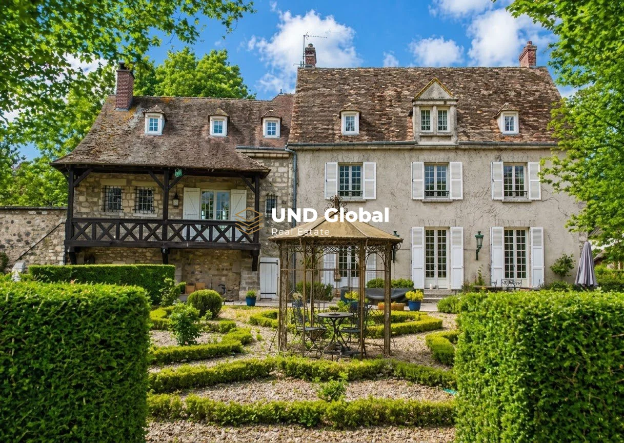 Historic Luxury Manor Near Paris – 344 m² Estate with Pool & Guest House in Moigny-sur-École